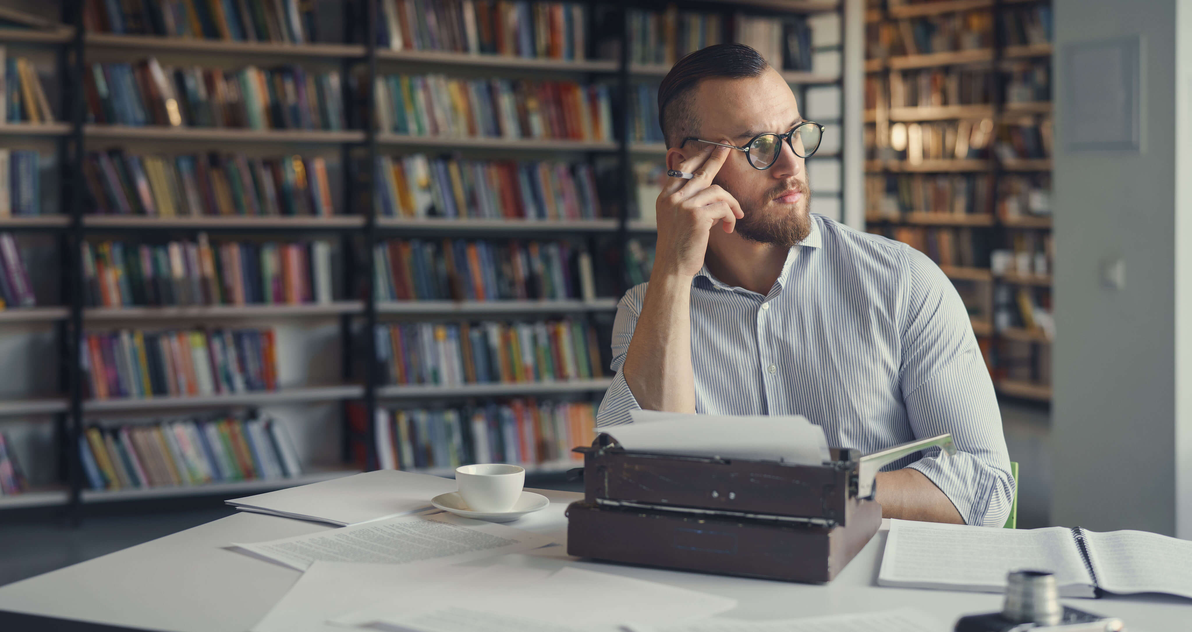 Person who writes books. Журналист писатель. Писатель за работой. Молодой писатель. Мужчина Автор статьи.