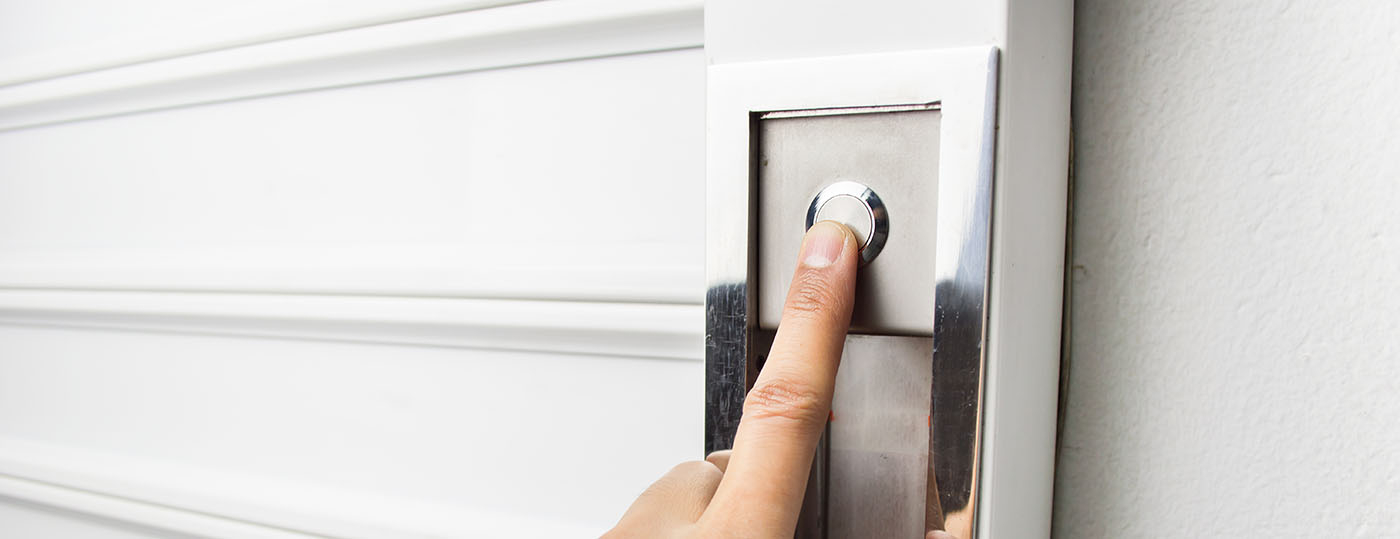 Automatic sliding door
