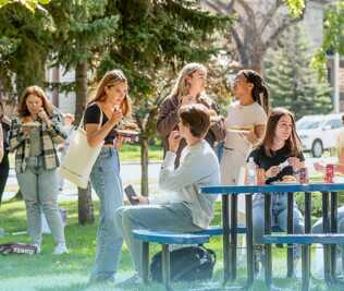 Des jeunes étudiants dehors à la table de picnic