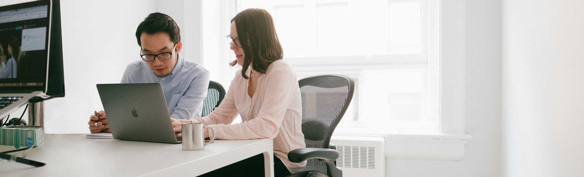 2 person looking at a computer