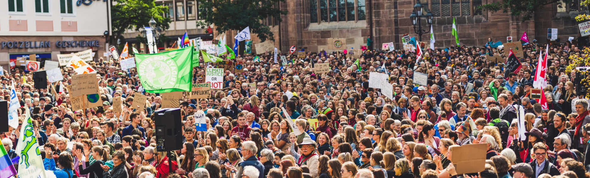 picture showing a crowd of people