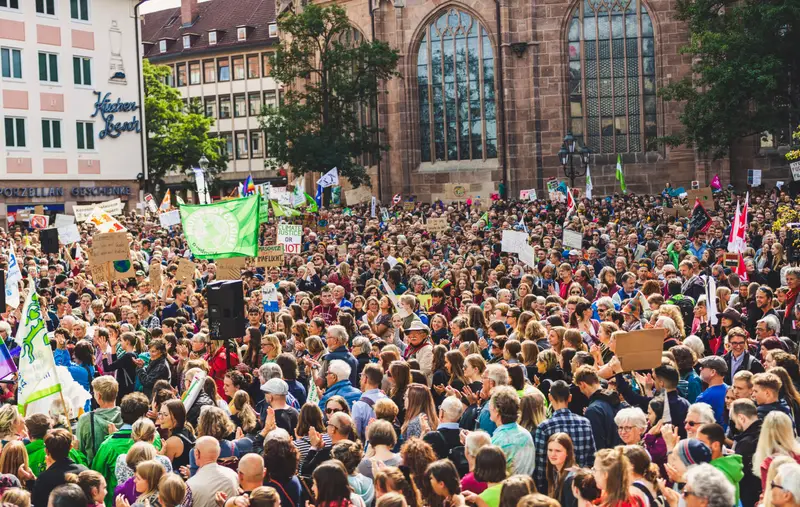 picture showing a crowd of people