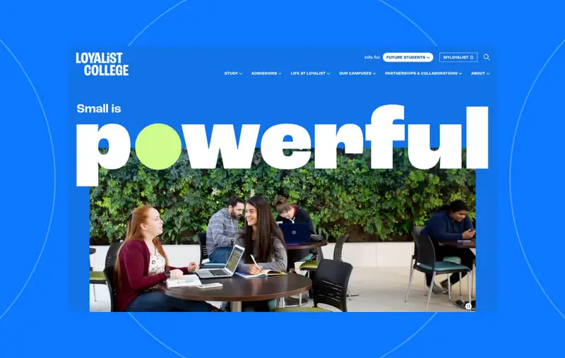 La page d'accueil du Loyalist College, sur laquelle figure l'adage « Small is powerful » (« Petit, c'est puissant »)