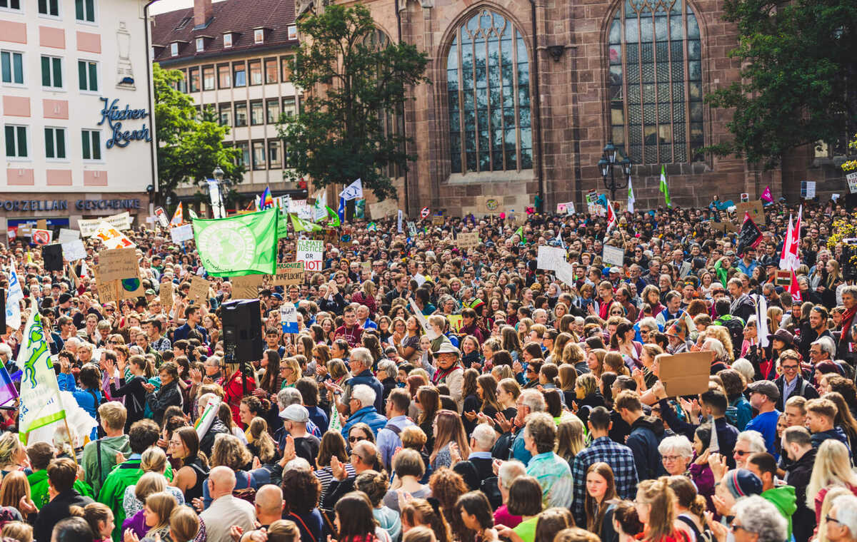 picture showing a crowd of people